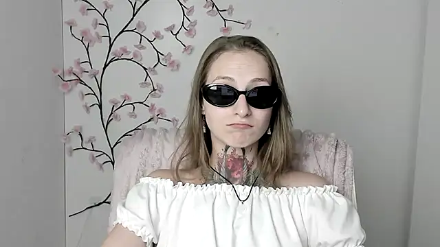 Snapshot of Esmi_Winter chatting on 07-18-26, 11:36 Esmi Winter online show from 07-18-26, 11:36