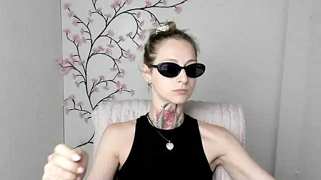 Snapshot of Esmi_Winter chatting on 07-20-26, 11:34 Esmi Winter online show from 07-20-26, 11:34