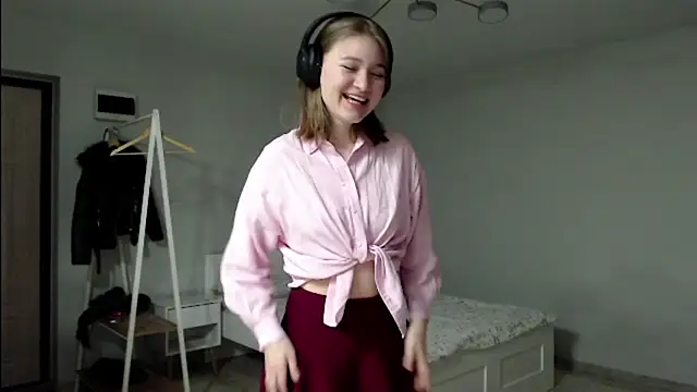 Snapshot of Mirrrra1 chatting on 02-14-26, 09:11 Mirrrra1 online show from 02-14-26, 09:11