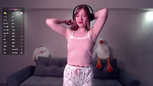 Snapshot of Mirrrra1 chatting on 03-04-26, 09:32 Mirrrra1 online show from 03-04-26, 09:32