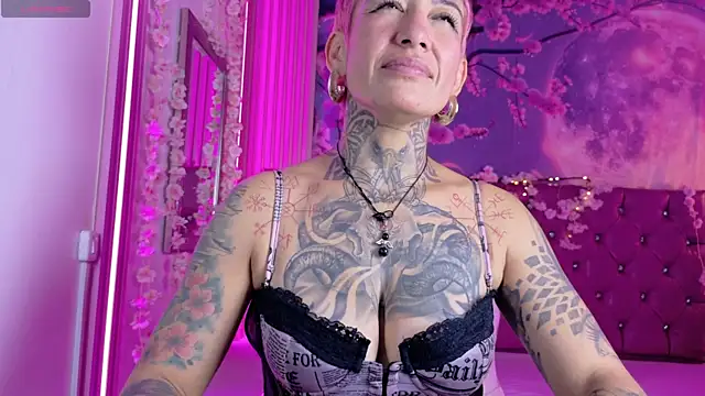 Snapshot of Everlyn_sexx chatting on 02-14-26, 01:52 Everlyn sexx online show from 02-14-26, 01:52