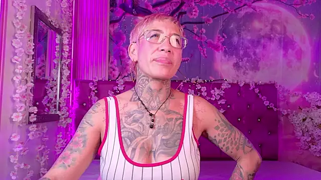 Snapshot of Everlyn_sexx chatting on 02-22-26, 01:31 Everlyn sexx online show from 02-22-26, 01:31