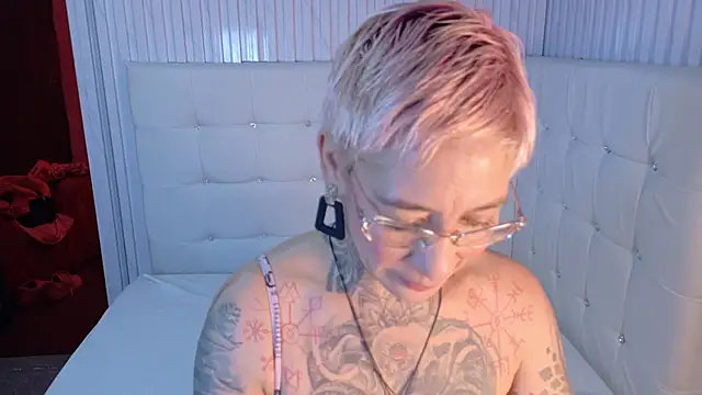 Snapshot of Everlyn_sexx chatting on 03-01-26, 03:36 Everlyn sexx online show from 03-01-26, 03:36