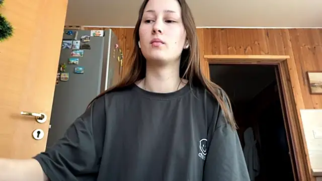 Snapshot of VickieKush chatting on 02-12-26, 06:08 VickieKush online show from 02-12-26, 06:08