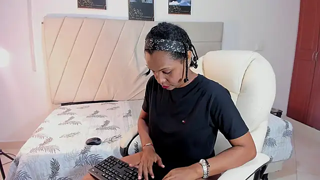 samaraa smith1 online show from 04-15-26, 12:34