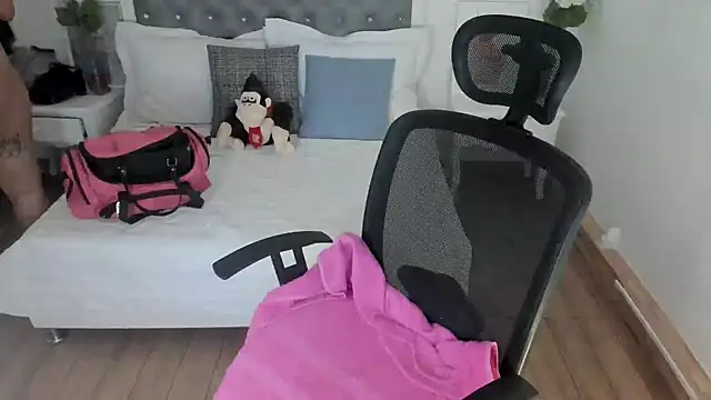 Aisha Haddad online show from 04-28-26, 02:00