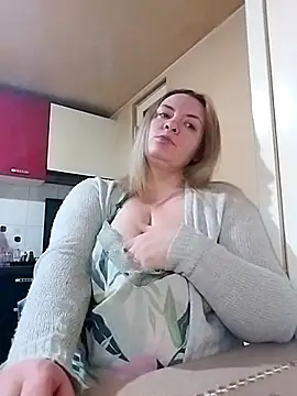 Snapshot of HotStepmommy4 chatting on 02-11-26, 10:37 HotStepmommy4 online show from 02-11-26, 10:37