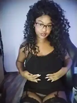 Snapshot of Roonie_garces chatting on 04-17-26, 12:46 Roonie garces online show from 04-17-26, 12:46