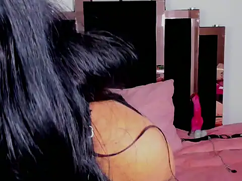 Snapshot of Queen-Bee_ chatting on 02-19-26, 09:00 Queen-Bee online show from 02-19-26, 09:00