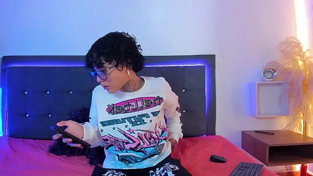 Ale cuzz online show from 02-25-26, 03:32