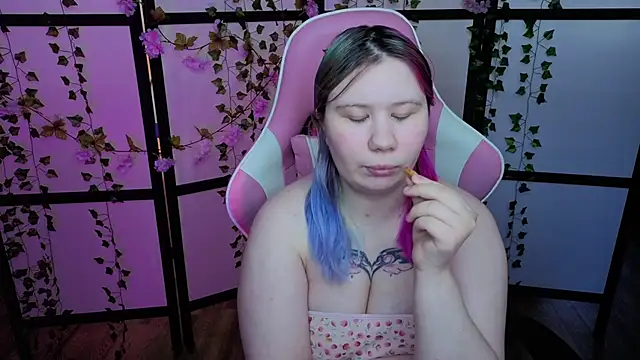 Snapshot of kitsune_little chatting on 05-31-26, 12:34 kitsune little online show from 05-31-26, 12:34