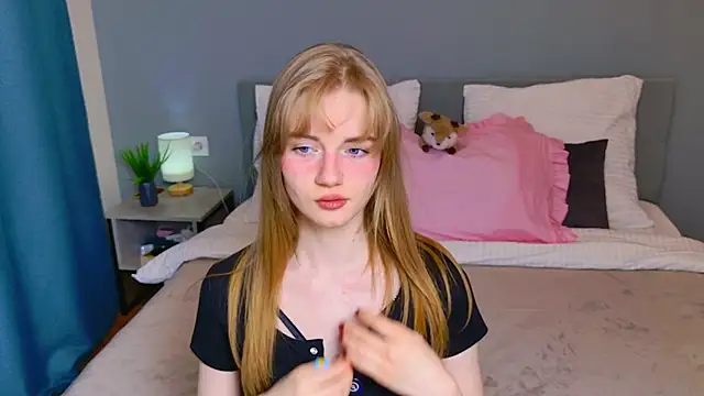 ElfieWhite online show from 04-19-26, 05:56