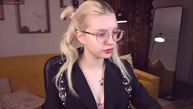 Snapshot of TiffanyPeachi chatting on 02-25-26, 10:36 TiffanyPeachi online show from 02-25-26, 10:36