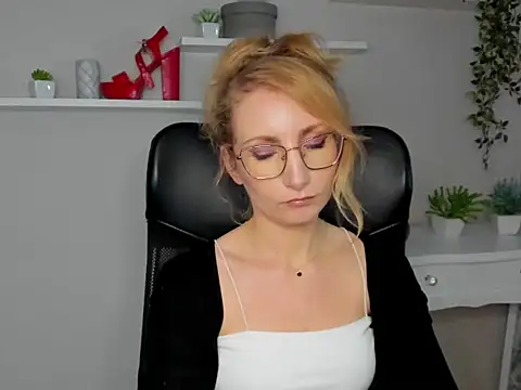 CinderellaMoon online show from 03-11-26, 06:30