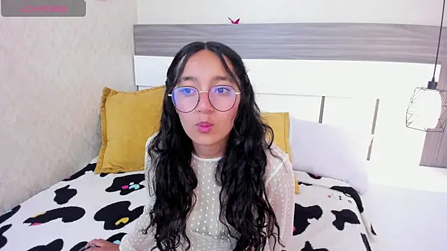 Snapshot of Emilyblussh chatting on 03-11-26, 06:36 Emilyblussh online show from 03-11-26, 06:36