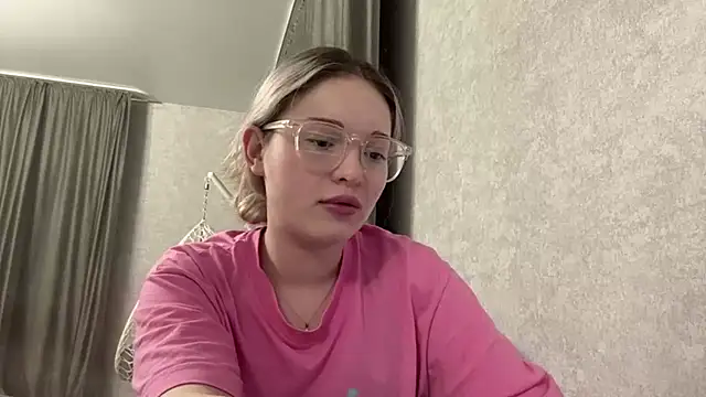 Snapshot of Linaceleste chatting on 02-25-26, 02:05 Linaceleste online show from 02-25-26, 02:05