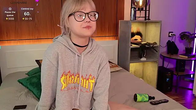 MoliQin online show from 04-25-26, 01:41