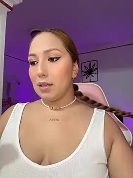 Kiarhatrixie1 online show from 04-19-26, 05:34