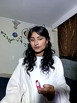 Snapshot of Lili__Clan chatting on 04-21-26, 04:23 Lili Clan online show from 04-21-26, 04:23