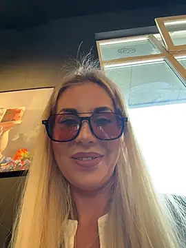 Snapshot of LisaMurr chatting on 05-14-26, 12:01 LisaMurr online show from 05-14-26, 12:01