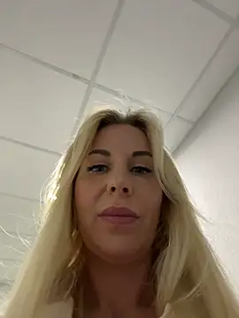 Snapshot of LisaMurr chatting on 06-01-26, 02:08 LisaMurr online show from 06-01-26, 02:08