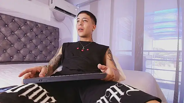 Snapshot of PapiLucca chatting on 03-03-26, 07:31 PapiLucca online show from 03-03-26, 07:31