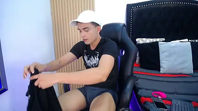 NewYoungHot online show from 04-22-26, 08:43