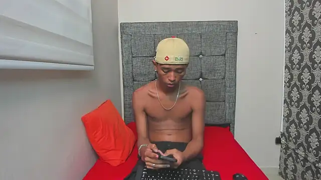 Snapshot of Little_Twink19x chatting on 02-28-26, 12:00 Little Twink19x online show from 02-28-26, 12:00