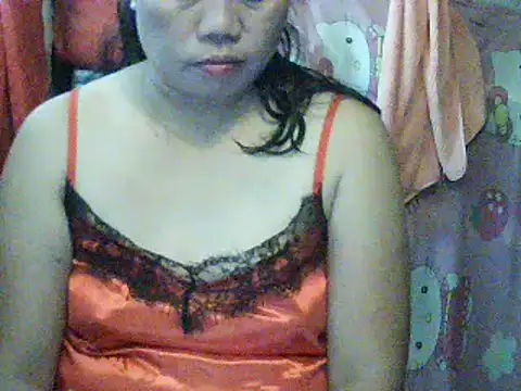 Snapshot of lovelypinay00 chatting on 06-12-26, 07:18 lovelypinay00 online show from 06-12-26, 07:18