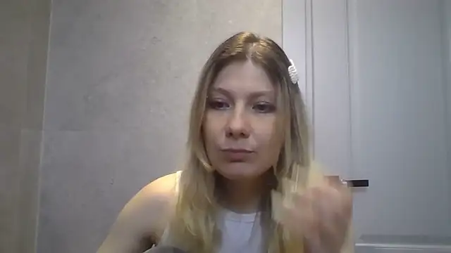 Snapshot of Foxy_Bright chatting on 03-09-26, 01:26 Foxy Bright online show from 03-09-26, 01:26