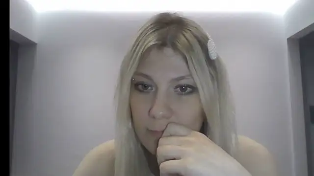 Snapshot of Foxy_Bright chatting on 03-12-26, 07:31 Foxy Bright online show from 03-12-26, 07:31