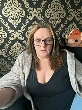 Busty-GilfQuinn online show from 03-13-26, 11:50