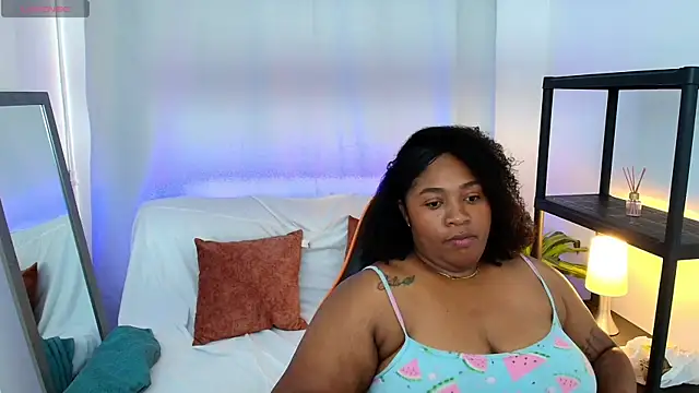 Snapshot of Megan-Small chatting on 02-23-26, 08:17 Megan-Small online show from 02-23-26, 08:17