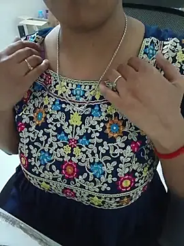 Queenlipx online show from 04-23-26, 06:03