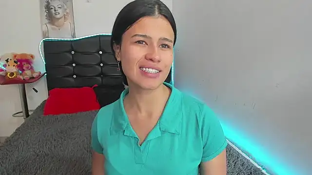 Snapshot of LatinaQueen23 chatting on 05-04-26, 04:03 LatinaQueen23 online show from 05-04-26, 04:03