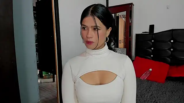 Snapshot of LatinaQueen23 chatting on 06-11-26, 03:43 LatinaQueen23 online show from 06-11-26, 03:43