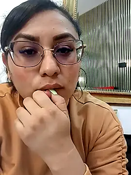 Snapshot of Melie_me chatting on 03-12-26, 11:05 Melie me online show from 03-12-26, 11:05