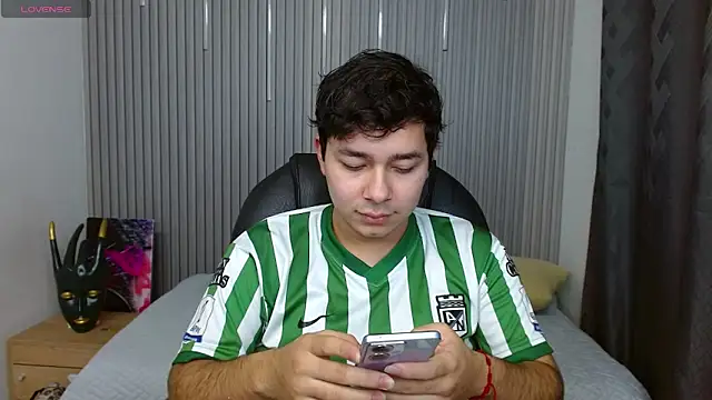 Julian Smith21 online show from 04-28-26, 03:44