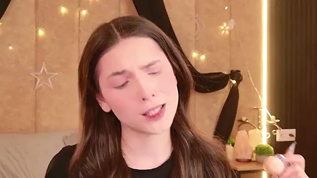 GIGI DAVS online show from 04-25-26, 08:50