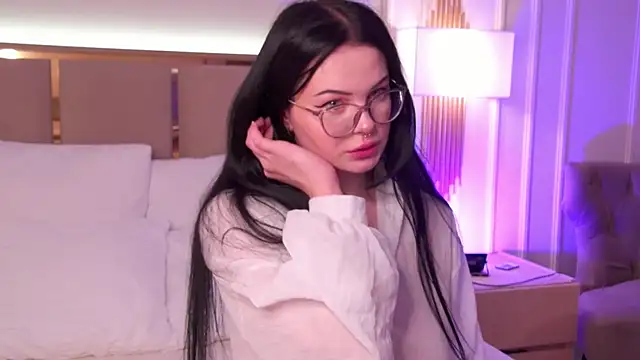 Snapshot of CindyMil chatting on 05-17-26, 06:22 CindyMil online show from 05-17-26, 06:22