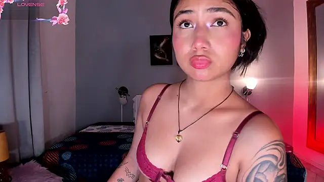 Snapshot of KimTaylorW chatting on 05-26-26, 02:29 KimTaylorW online show from 05-26-26, 02:29