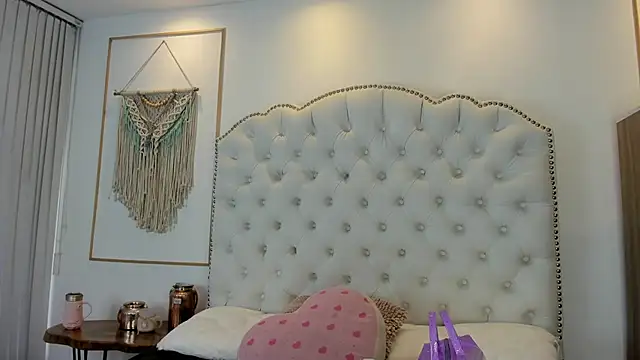 Sara funy online show from 04-28-26, 11:15