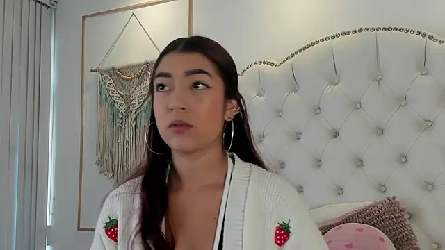 Snapshot of Sara_funy chatting on 06-02-26, 11:34 Sara funy online show from 06-02-26, 11:34