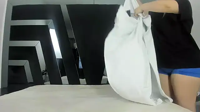 Nikol Lopez  online show from 04-13-26, 11:05