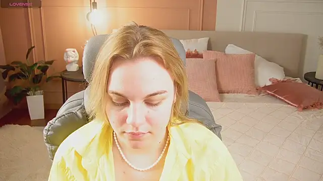 Glow Margo online show from 04-25-26, 01:08