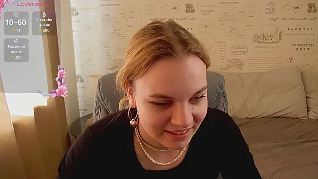 Snapshot of Glow_Margo chatting on 06-18-26, 01:17 Glow Margo online show from 06-18-26, 01:17