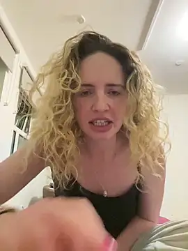 curlyirishgirl online show from 04-05-26, 08:17