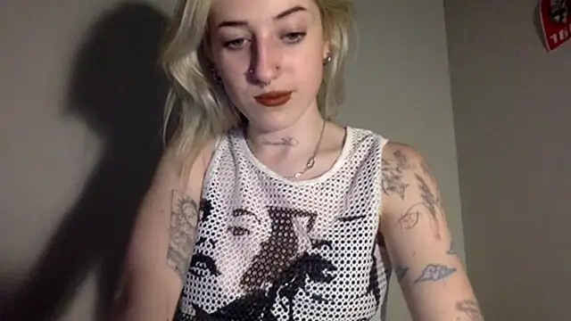 Snapshot of EmmyWet chatting on 03-12-26, 09:32 EmmyWet online show from 03-12-26, 09:32