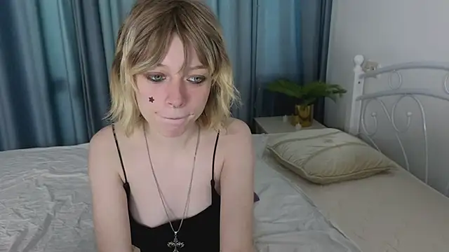 Snapshot of MollySally chatting on 05-25-26, 04:18 MollySally online show from 05-25-26, 04:18