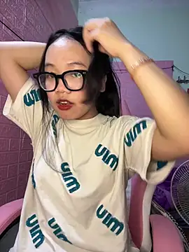 Snapshot of Leeeeiu chatting on 03-02-26, 07:10 Leeeeiu online show from 03-02-26, 07:10